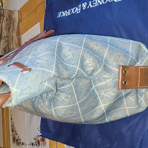 Dooney & Bourke Handbag, Pre-loved. - Picture 3 of 12